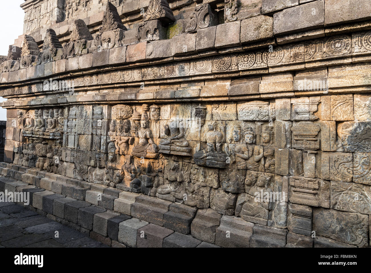 Die Relieftafeln des Borobudur-Tempels in Indonesien. Borobudur ist der größte buddhistische Tempel der Welt. Stockfoto