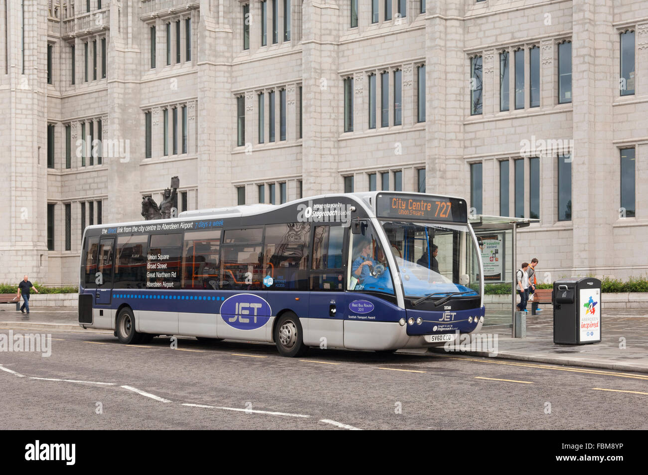 Bus im Stadtzentrum von Aberdeen außerhalb Marischal College - Schottland, UK. Stockfoto