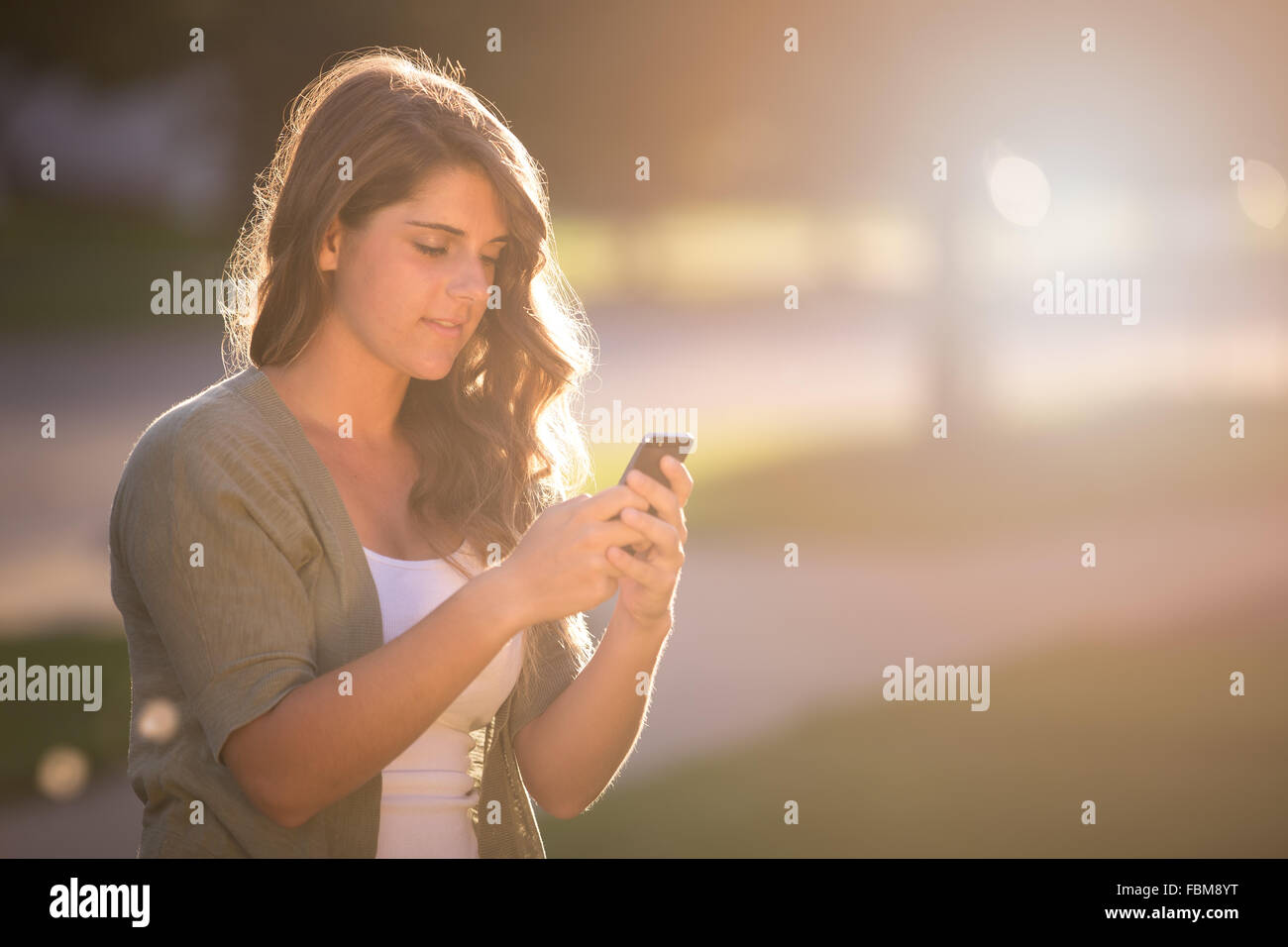 Mädchen-SMS auf Smartphone Stockfoto