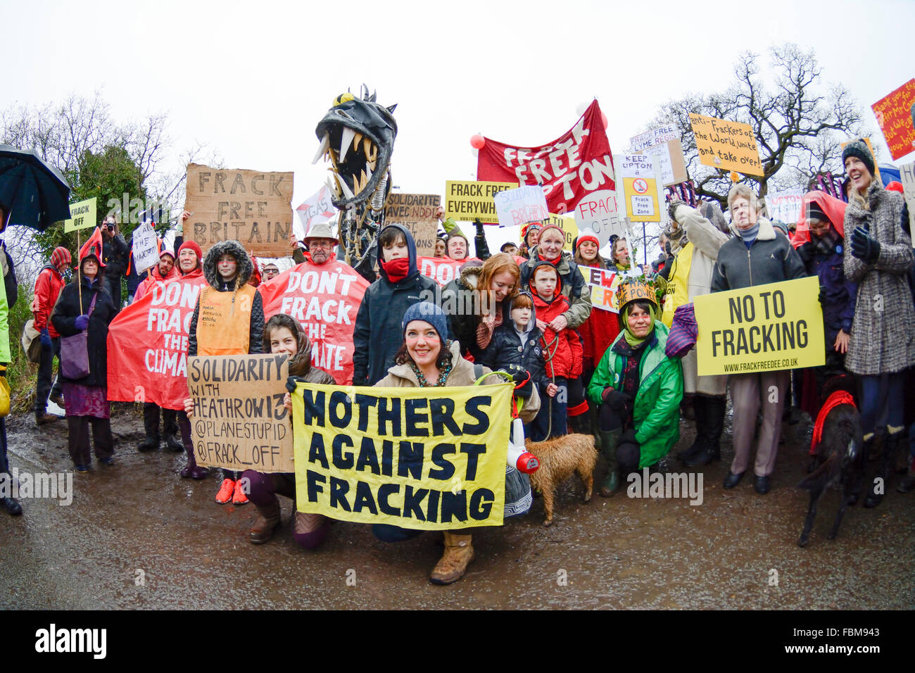 Anti-Fracking Demonstranten aus ganz Großbritannien März bis Upton Anti-Fracking-Camp, das vor kurzem von Gerichtsvollziehern geräumt wurde. Stockfoto