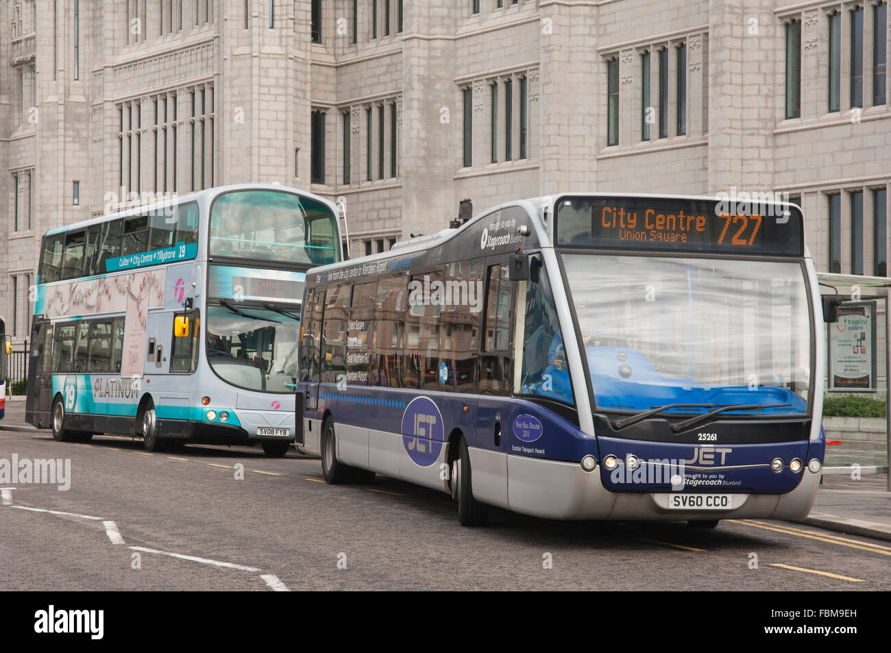 Zwei Busse in Aberdeen City centre außerhalb Marischal College - Schottland, UK. Stockfoto