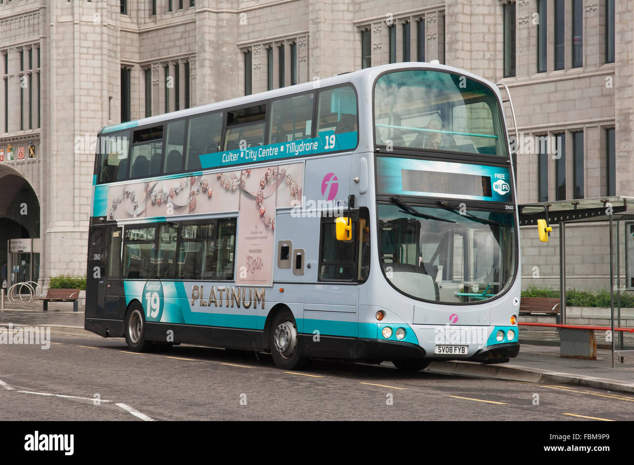 Bus im Stadtzentrum von Aberdeen außerhalb Marischal College - Schottland, UK. Stockfoto