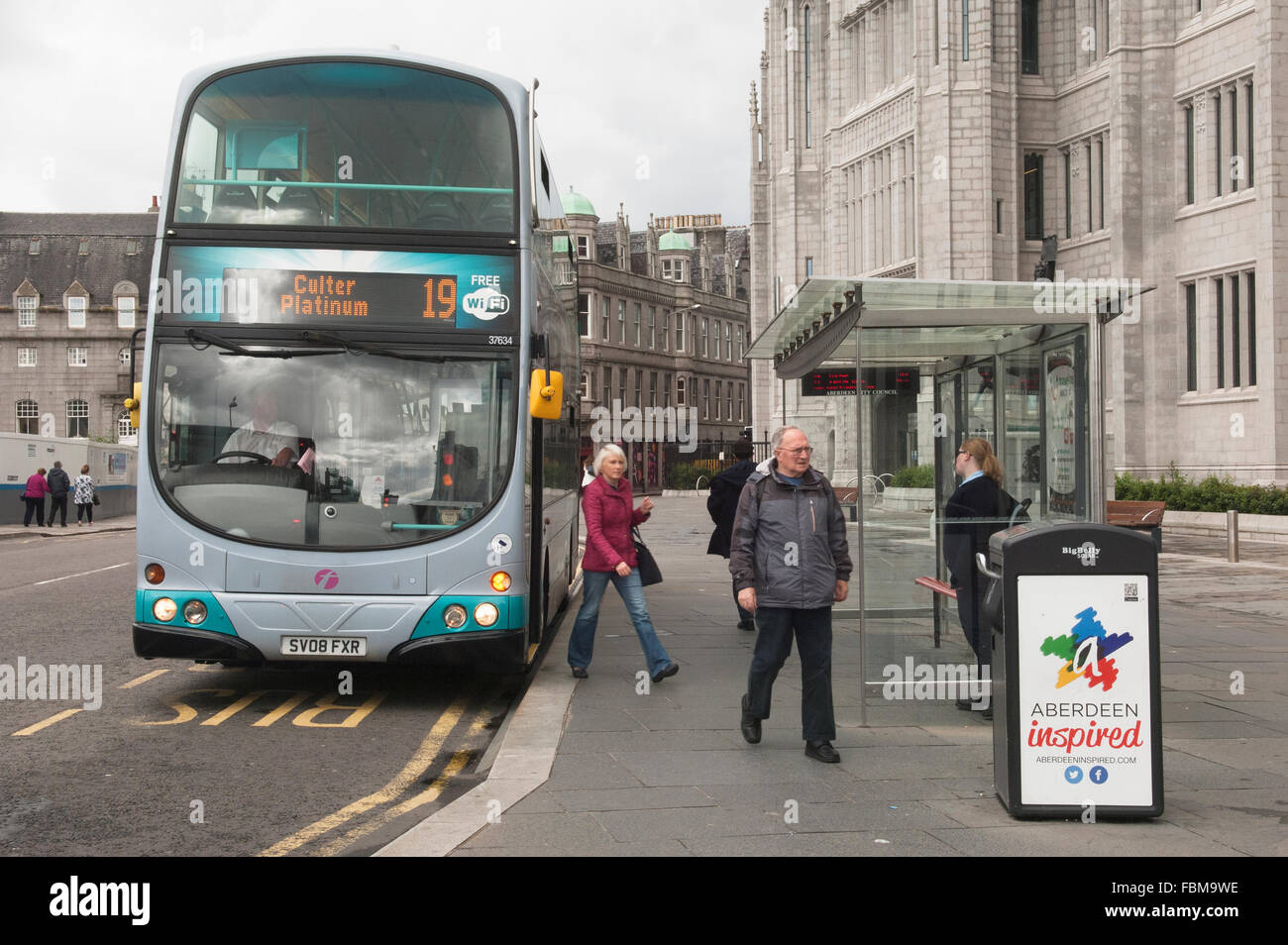 Bus an der Bushaltestelle im Stadtzentrum von Aberdeen außerhalb Marischal College - Schottland, UK. Stockfoto