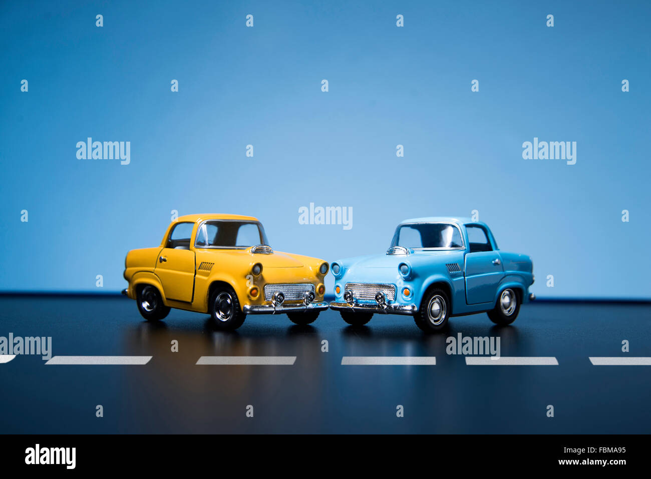 Zwei Klassiker der fünfziger Jahre Spielzeug Modellautos aus Vorderansicht. Stockfoto