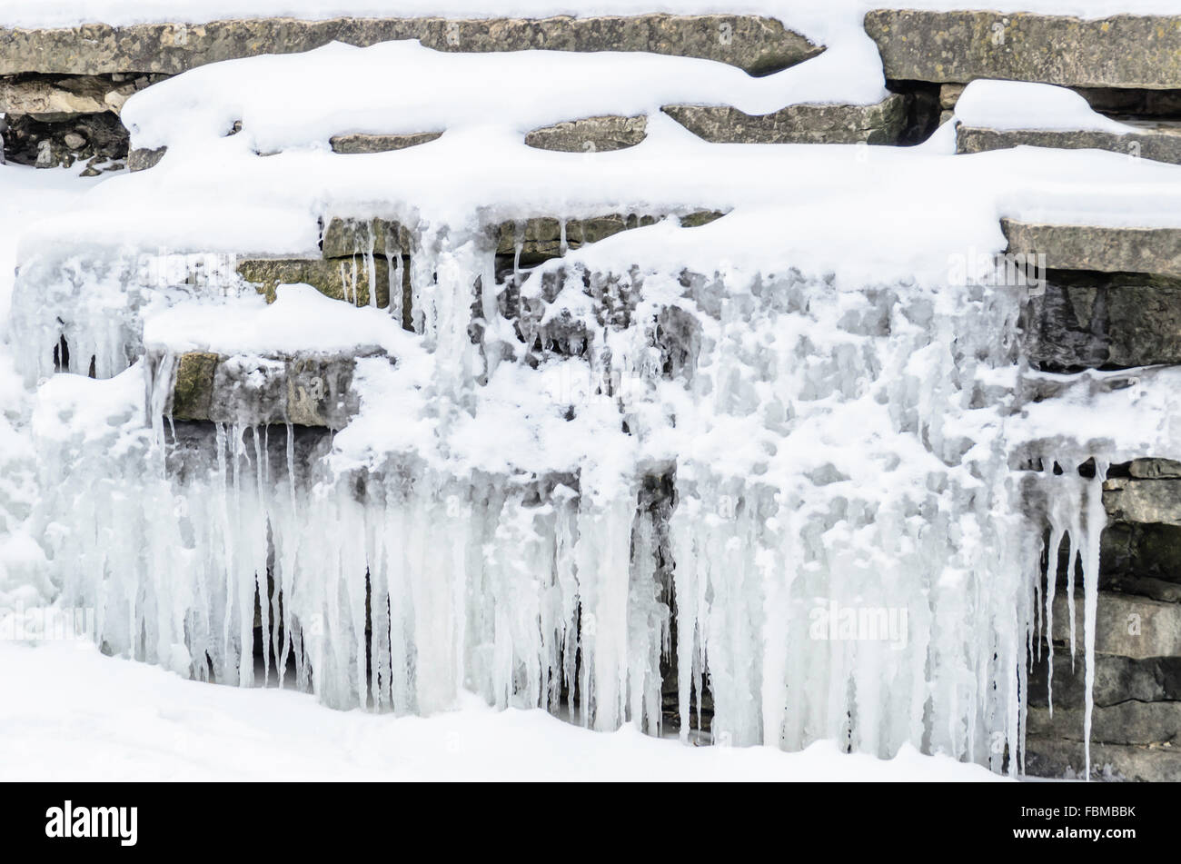 Eiszapfen, Eis und Schnee bedeckt künstlichen Wasserfall, Darien, Illinois, USA Stockfoto