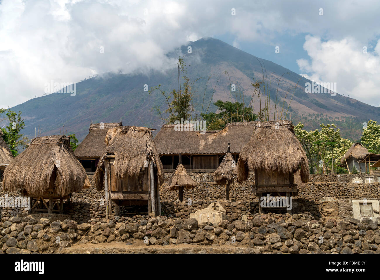 traditionelle hohe strohgedeckte Häuser, Grab und Schreinen in der Ngada Dorf Bena in der Nähe von Bajawa, Flores, Indonesien, Asien Stockfoto