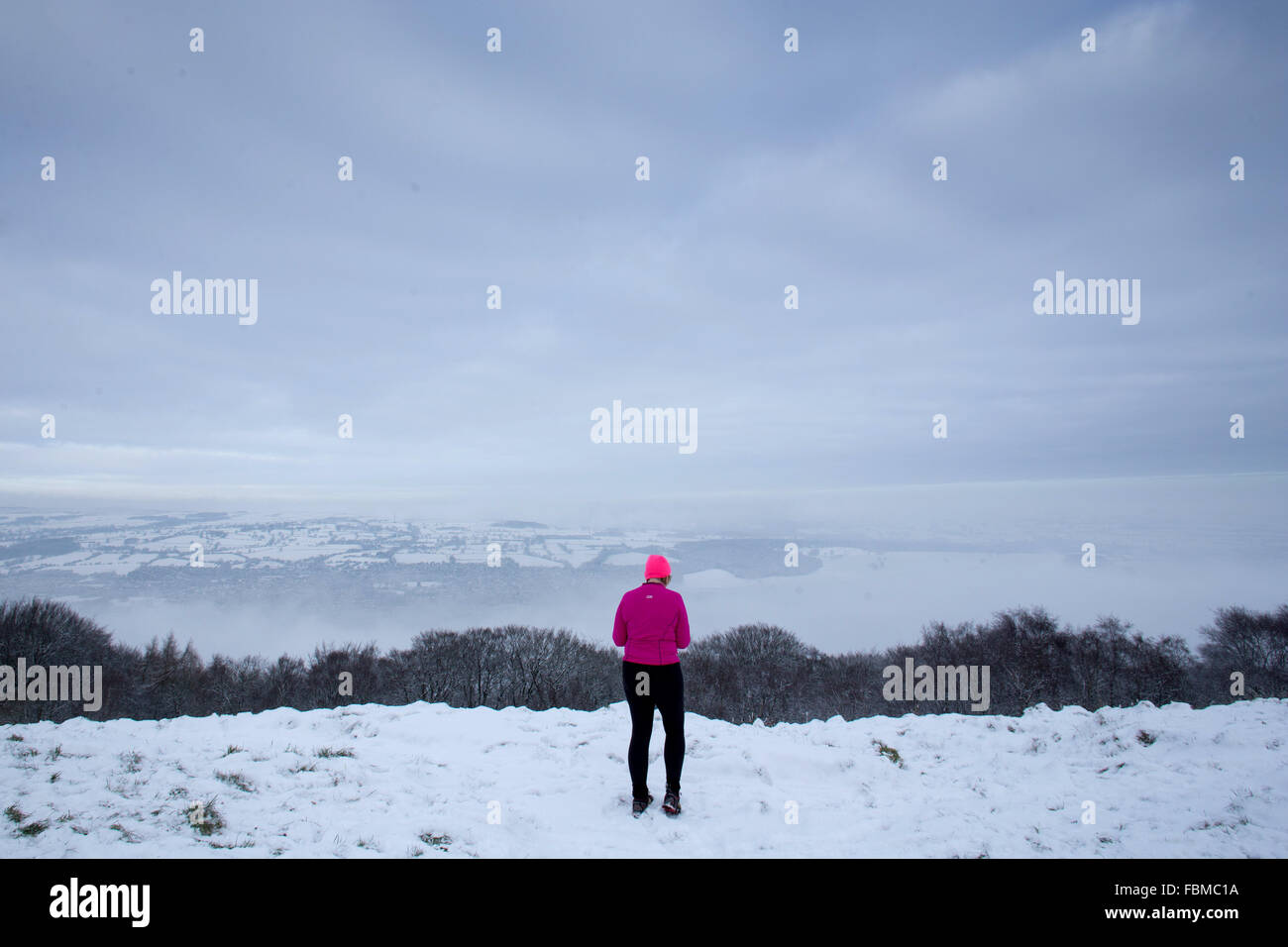 Ein Jogger wird angehalten, um den Blick auf die Gipfel der Otley Chevin, West Yorkshire Otley, genießen. Stockfoto