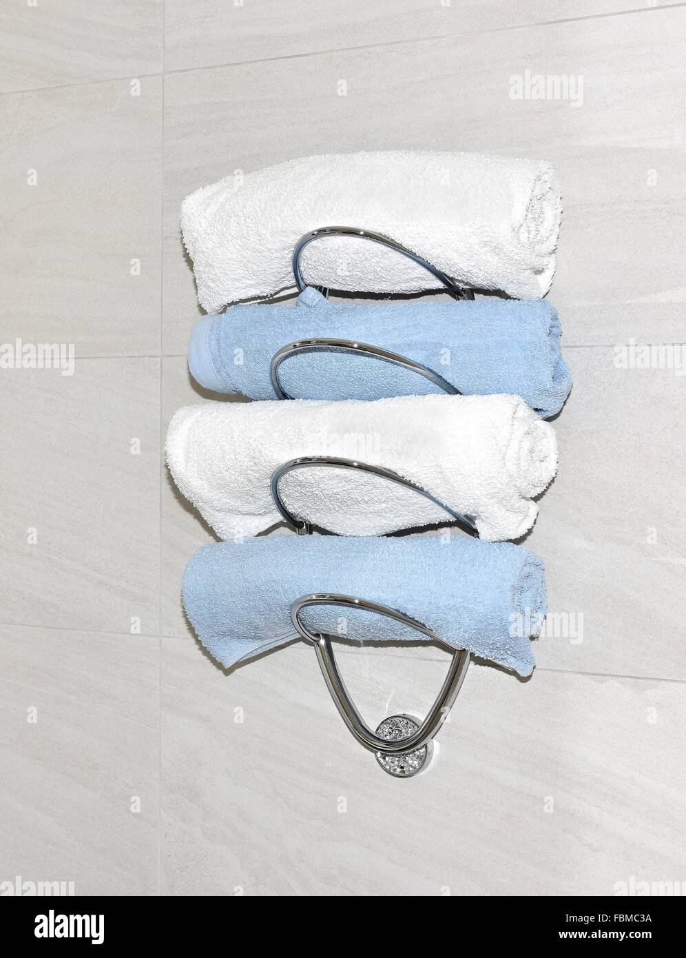 Wäscheklammer Handtuchhalter Weiße und blaue Handtücher auf Handtuchhalter im Badezimmer
