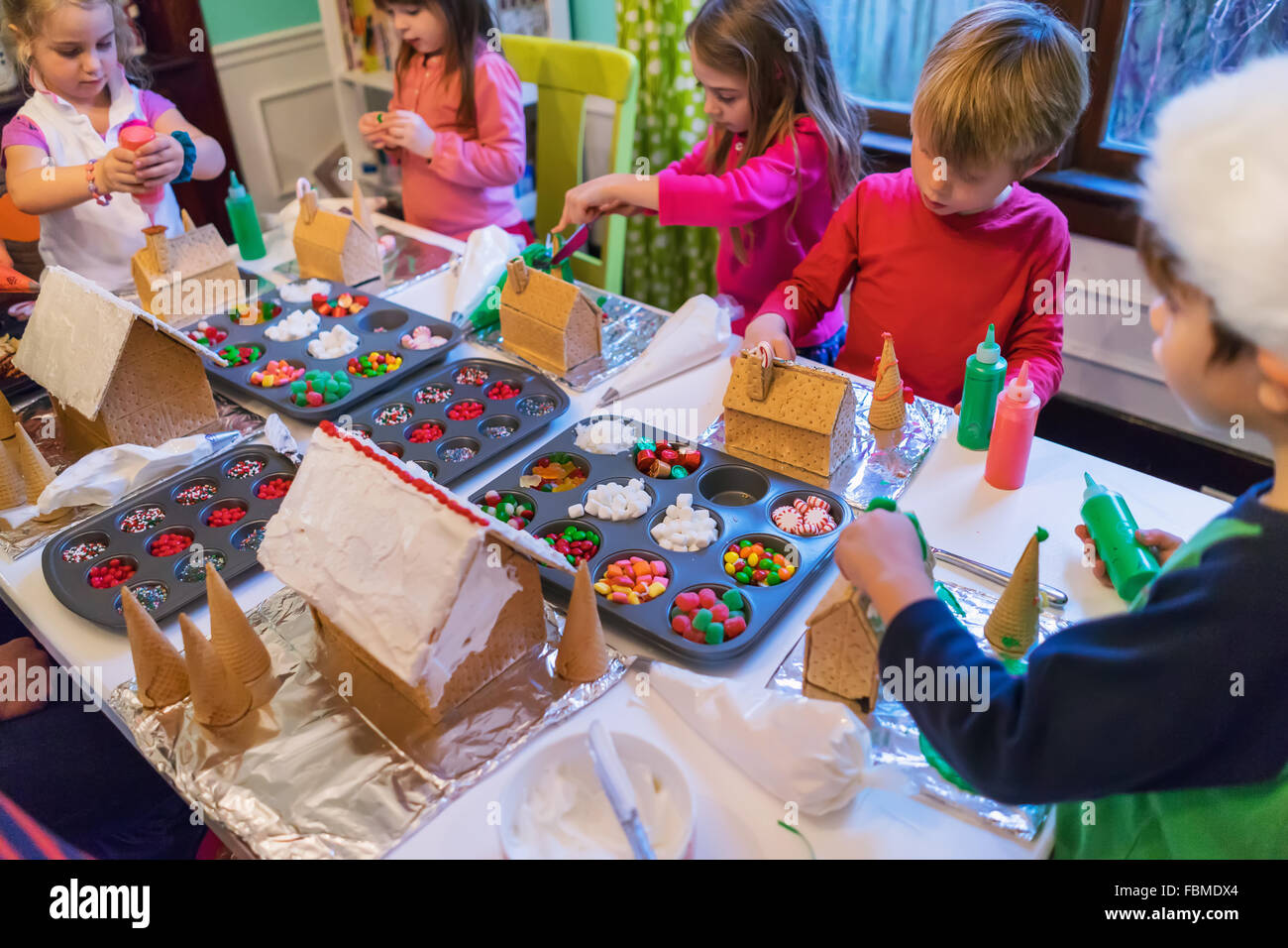 Gruppe Kinder Lebkuchenhäuschen zu Weihnachten dekorieren Stockfoto