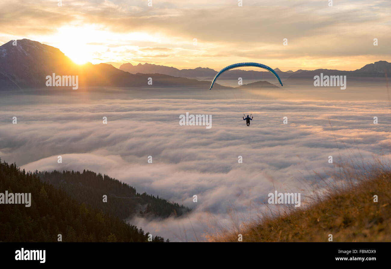 Gleitschirm fliegen über den Wolken, Salzburg, Österreich Stockfoto