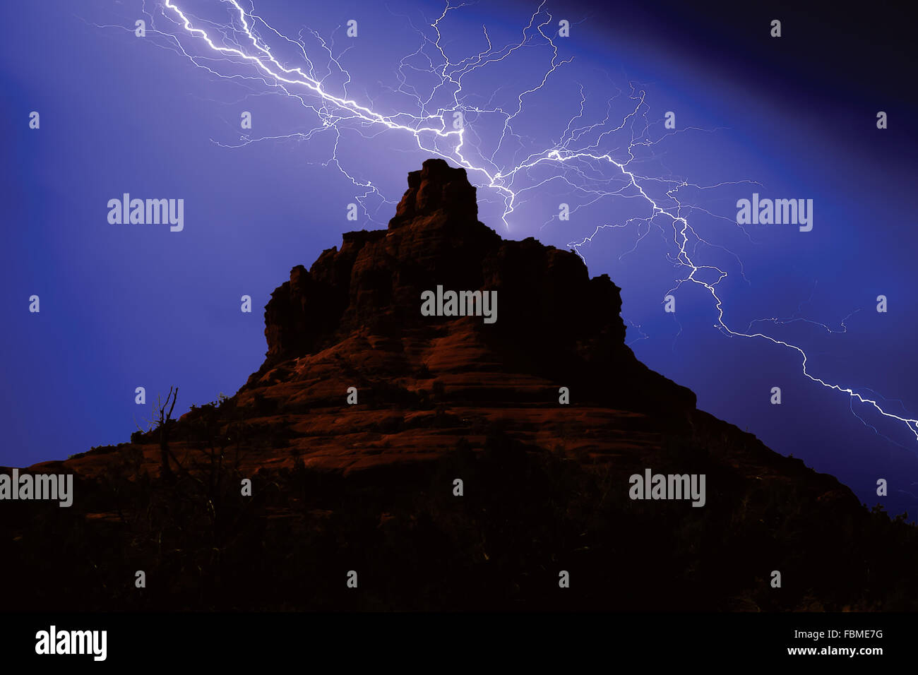 Spider Lightning über Bell Rock in der Nähe von Sedona, Arizona, USA Stockfoto