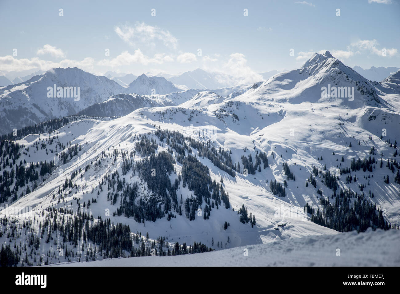 Schneebedeckte Berglandschaft bei Kitzbühel, Tirol, Österreich Stockfoto