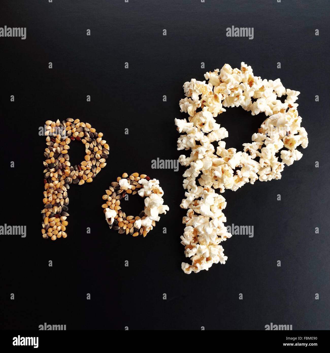 Wort Pop geschrieben mit Popcorn Stockfoto