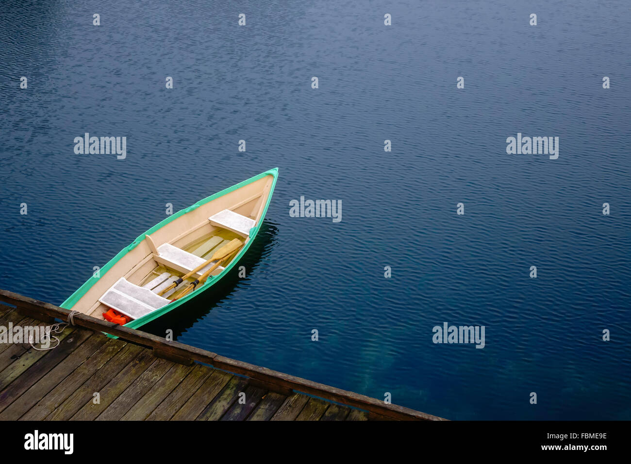 Ruderboot an einem Dock, Washington, USA Stockfoto