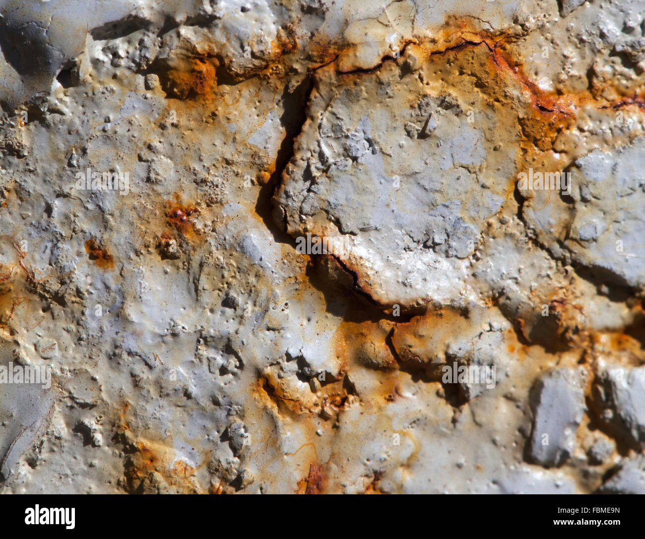 Abblätternde Farbe und Rost an einer Wand in Nahaufnahme Stockfoto