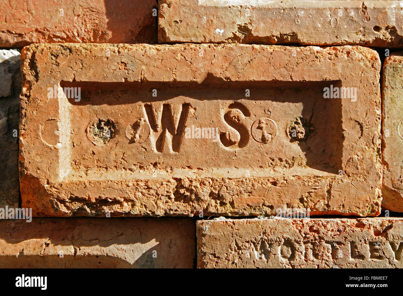 Alte Ziegel mit "W S" in das Gesicht eingeprägt. Stockfoto
