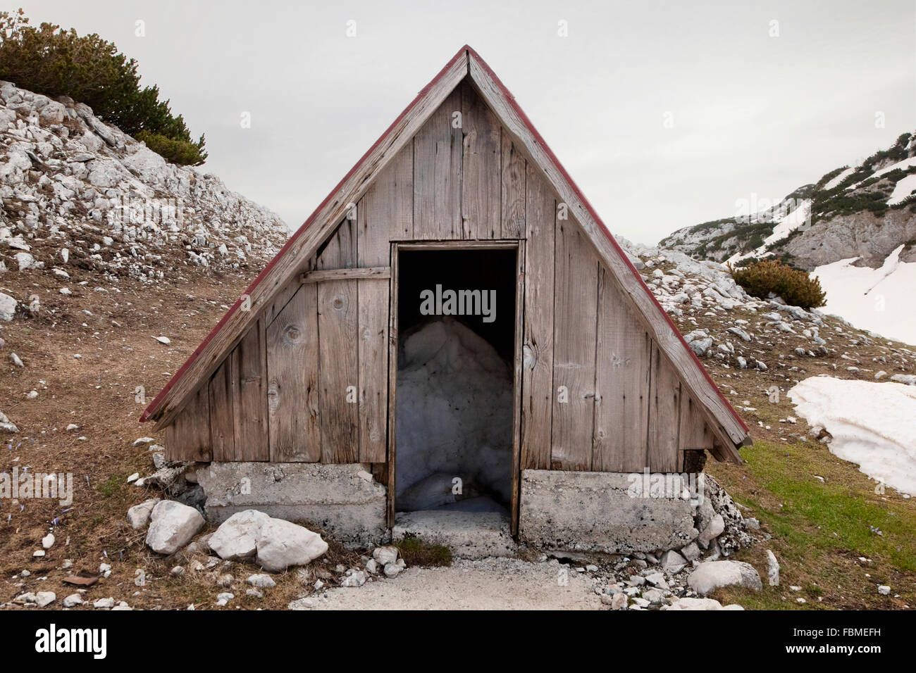 Verlassene kleine Hütte in Montenegro Berge im winter Stockfoto