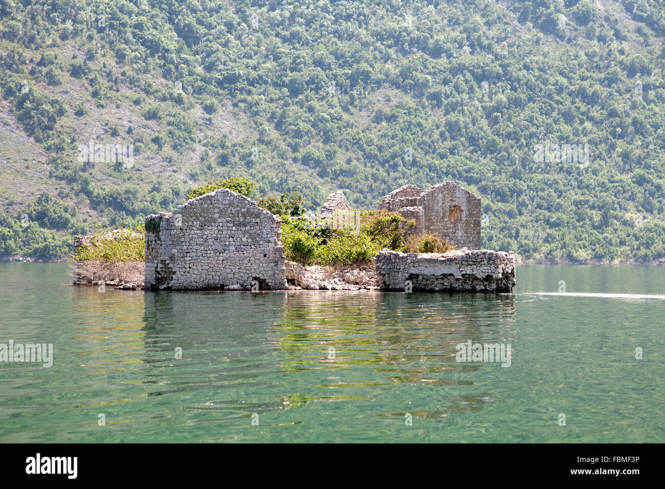 Ruinen von einer Gefängnisinsel am Skutarisee, Montenegro Stockfoto