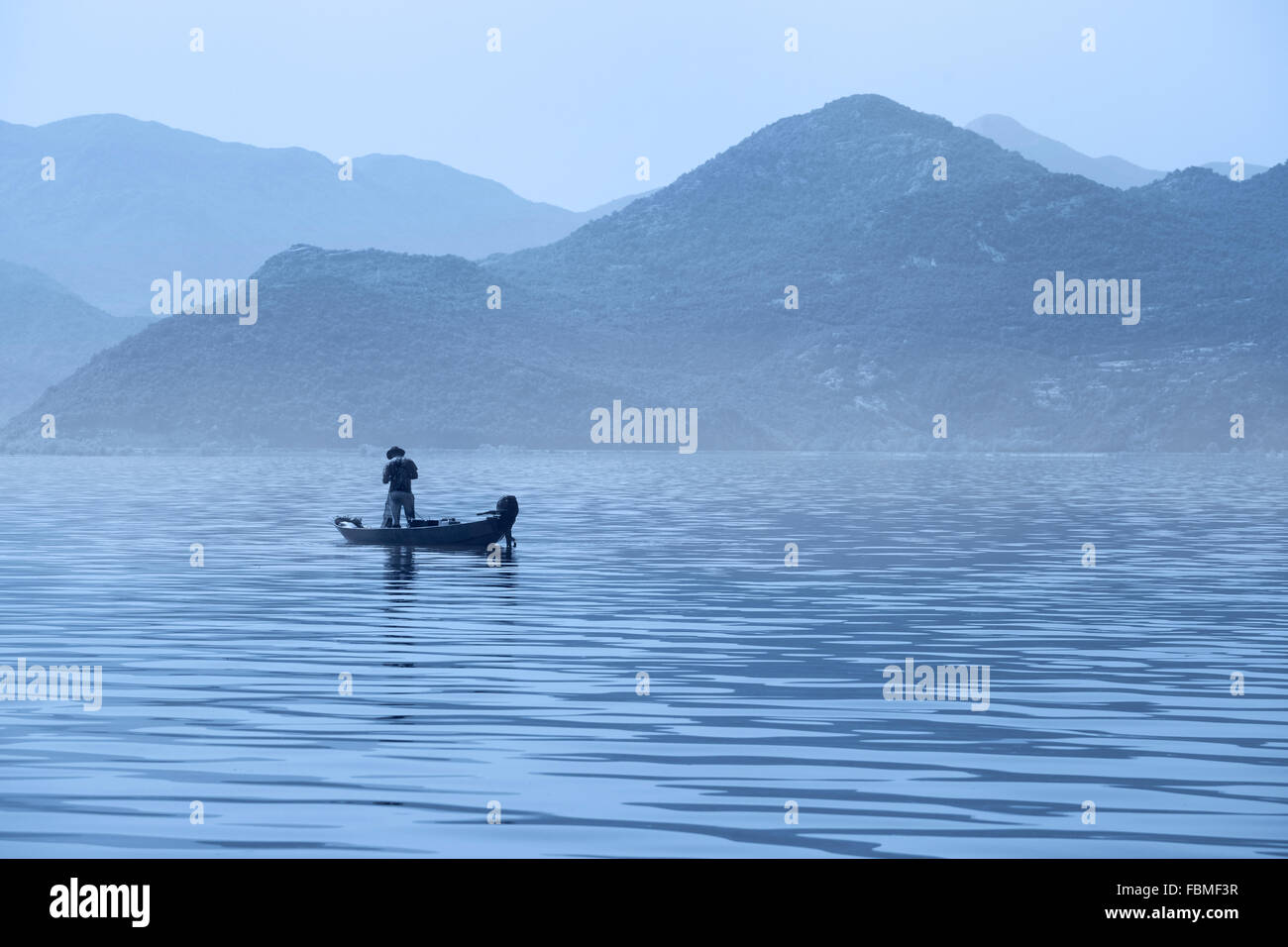 Skutarisee, Montenegro, an einem nebligen Morgen Stockfoto
