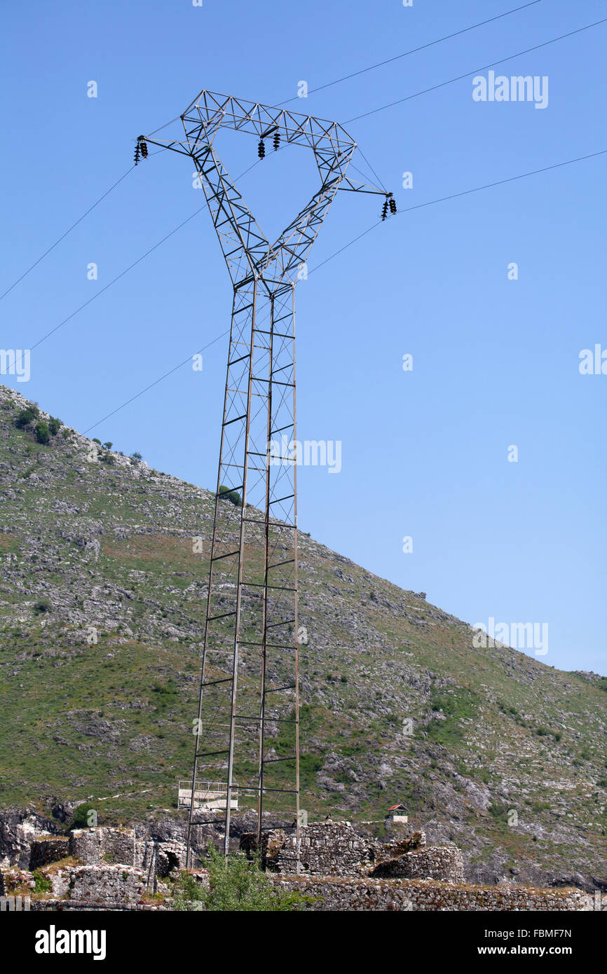 Macht Sendemast gegen blauen Himmel Stockfoto