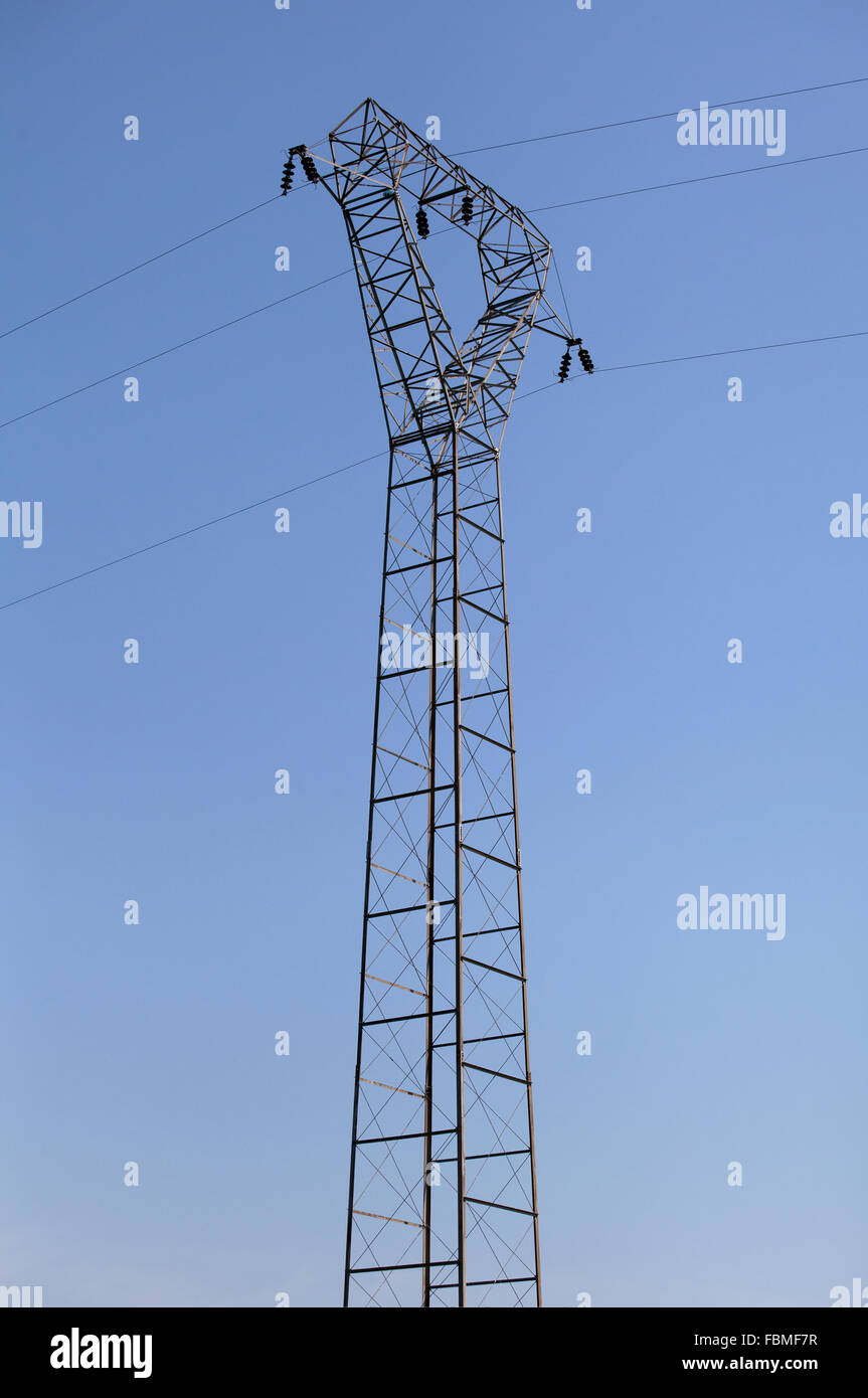 Power-Sendemast gegen blauen Himmel, Ansicht von unten Stockfoto