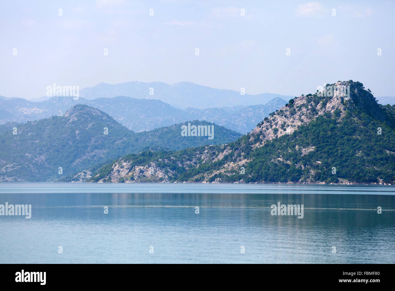 Skutarisee, Montenegro, an einem nebligen Morgen Stockfoto
