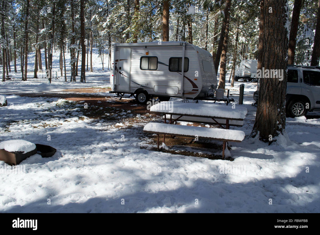 Campingplatz mit Schnee Stockfoto