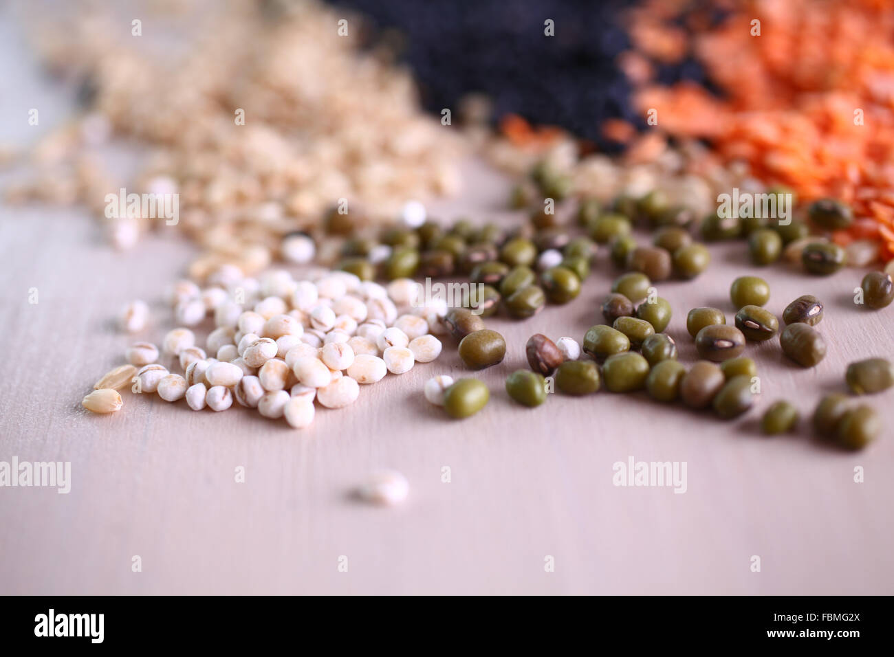 Linsen und Bohnen zu verbreiten, auf eine Tischplatte Stockfoto