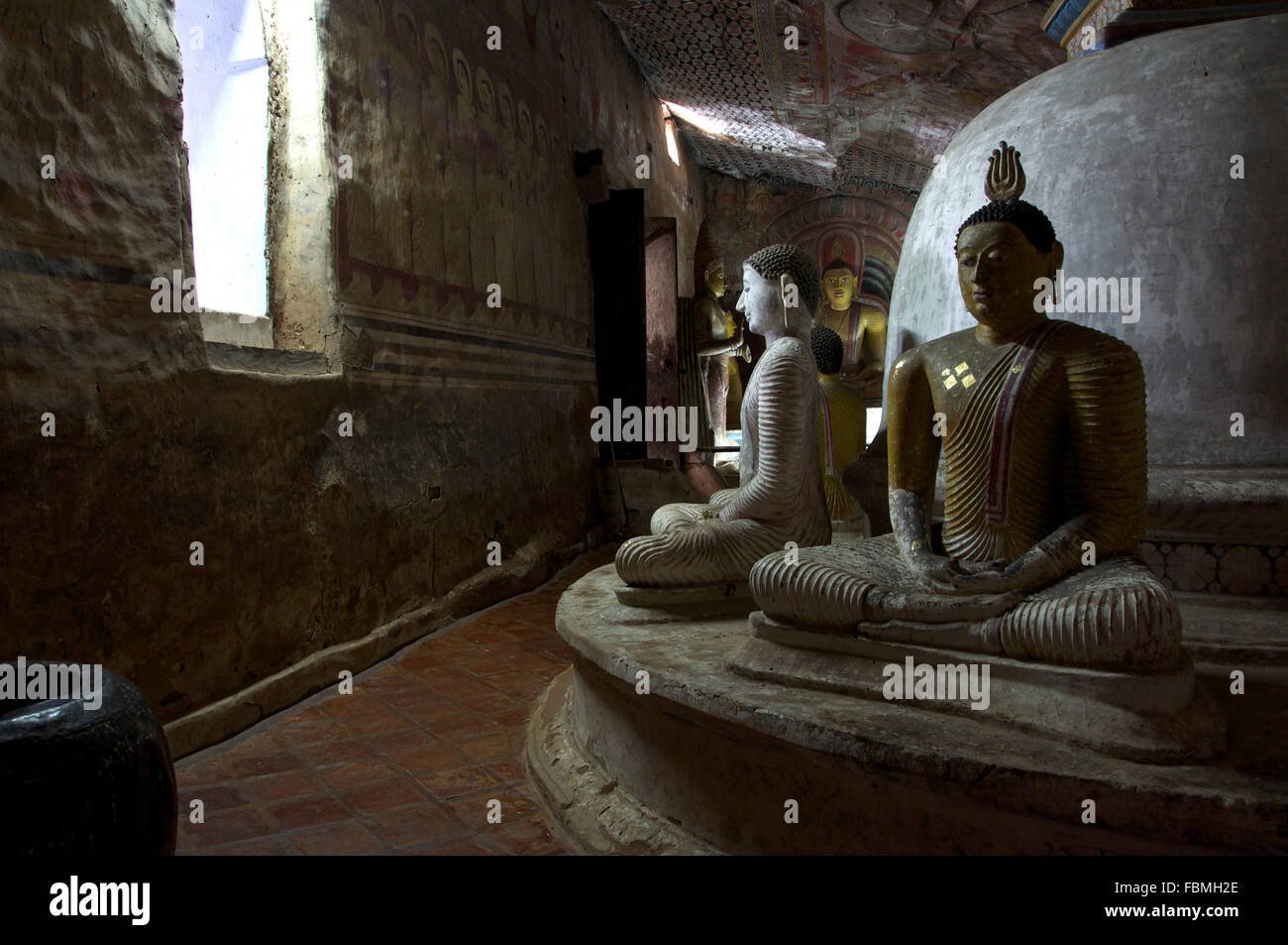 Geschnitzte Buddas in alten Höhlen von Dambulla Stockfoto
