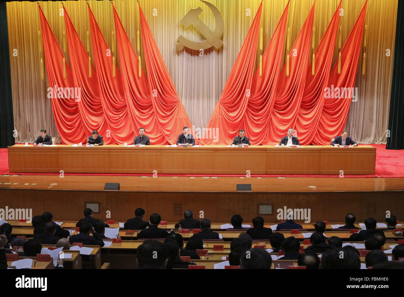 Peking, China. 18. Januar 2016. Top-Führungskräfte Xi Jinping, Li Keqiang, Zhang Dejiang, Yu Zhengsheng, Liu Yunshan, Wang Qishan, Zhang Gaoli befinden sich auf einem Symposium an der Minister und Landesbeamten in Peking, Hauptstadt von China, 18. Januar 2016 Credit: © Liu Weibing/Xinhua/Alamy Live News Stockfoto