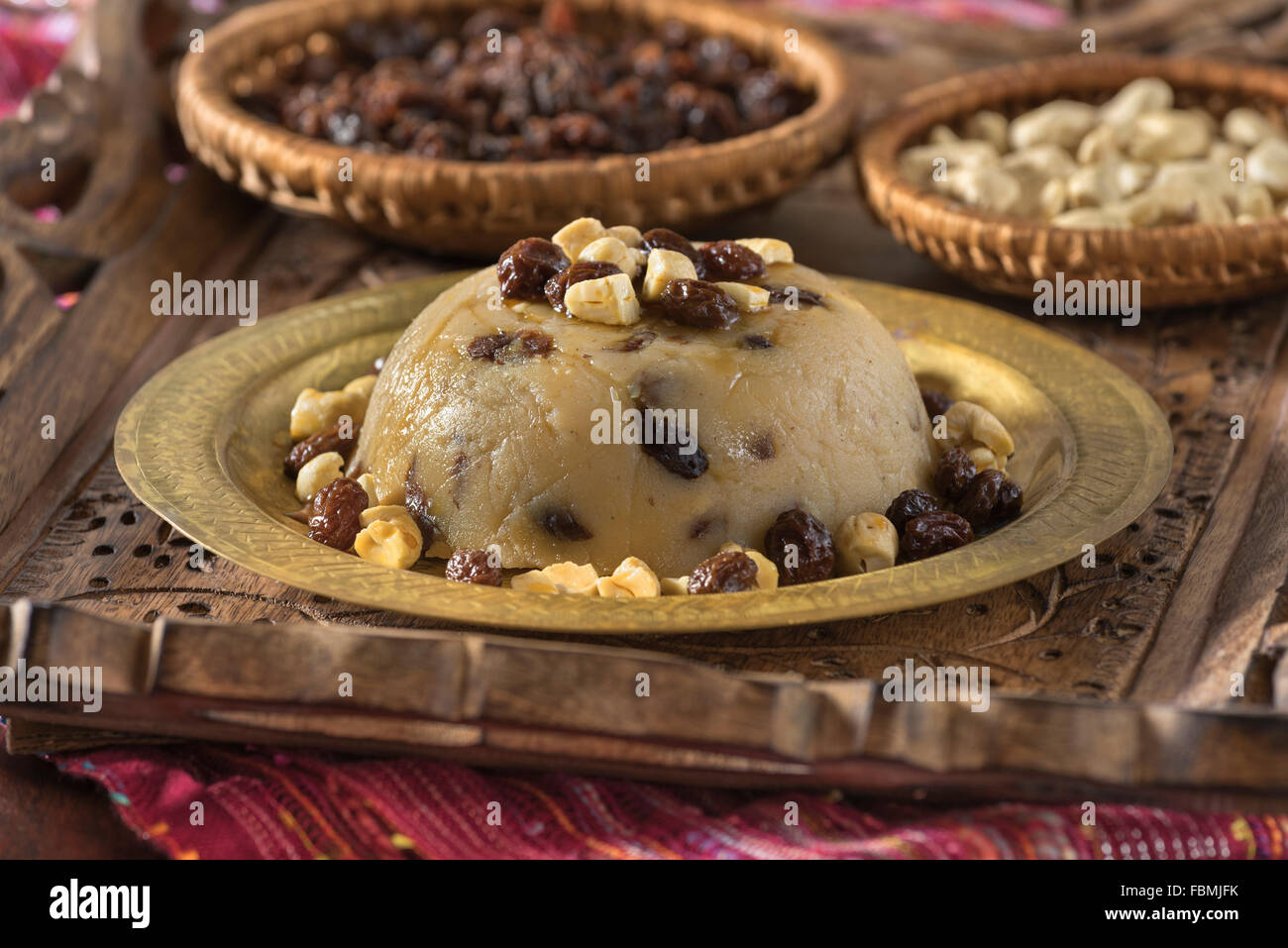 Sheera. Grieß-Dessert mit Cashew-Nüssen und Rosinen. Indien-Essen Stockfoto