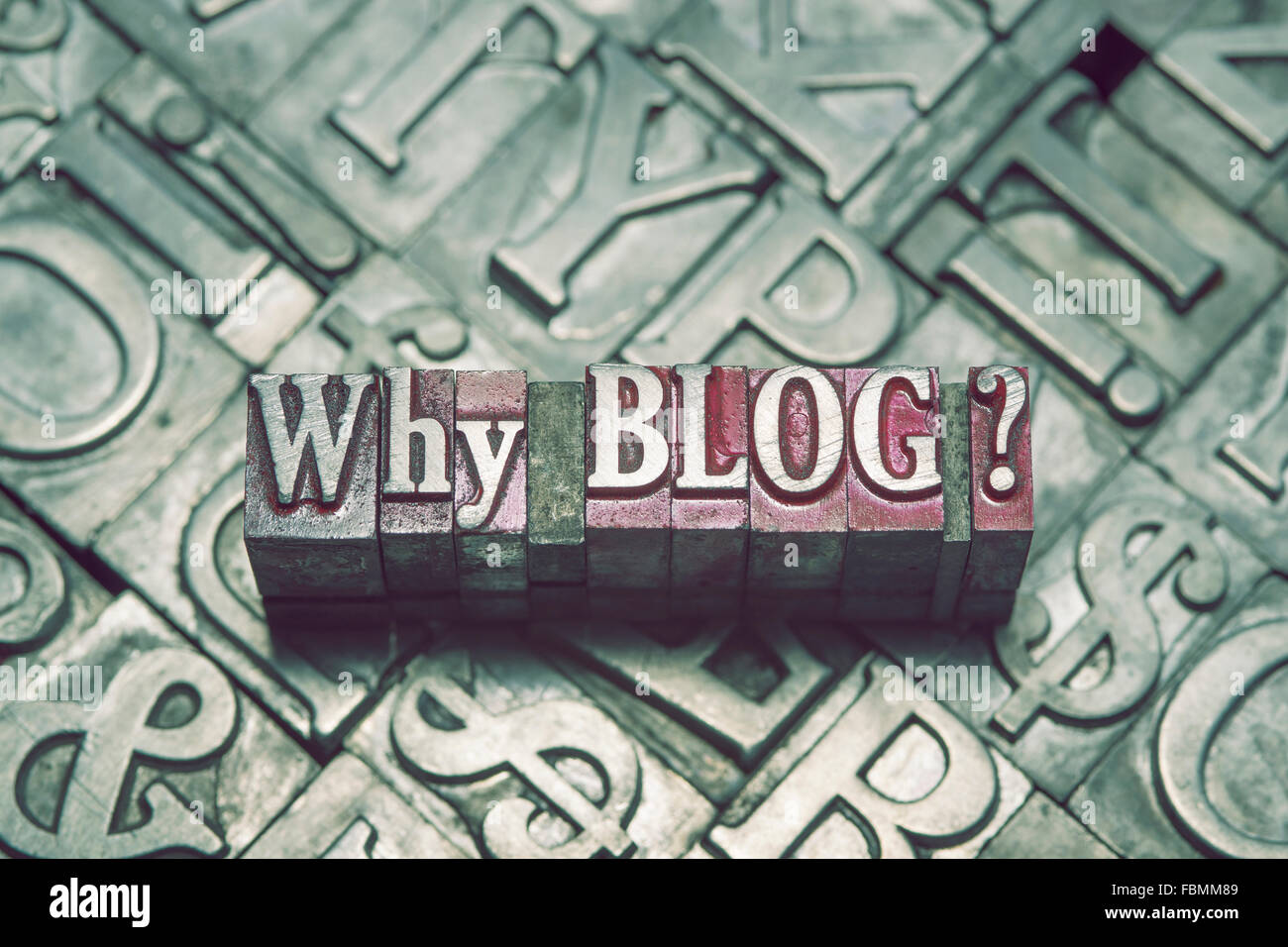 Warum Blog-Frage-Konzept von metallischen Buchdruck Blöcke auf viele Briefe Hintergrund gemacht Stockfoto