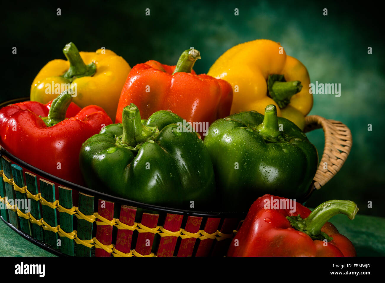 Gemüse, frische Paprika, grüne, rote und gelbe Paprika, Pfeffer, Paprika, Gewürze, Gemüse Korb, Auswirkungen der Farbe. Stockfoto