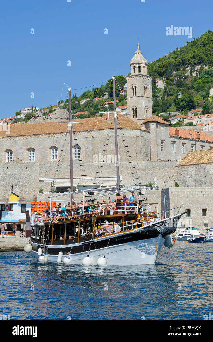 Ein Ausflugsschiff verlassen den Hafen mit Touristen in Dubrovnik, Kroatien. Stockfoto