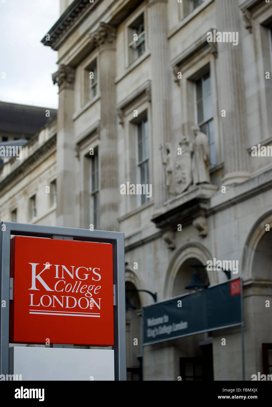 Zeichen und Gebäude von Kings College London Stockfoto