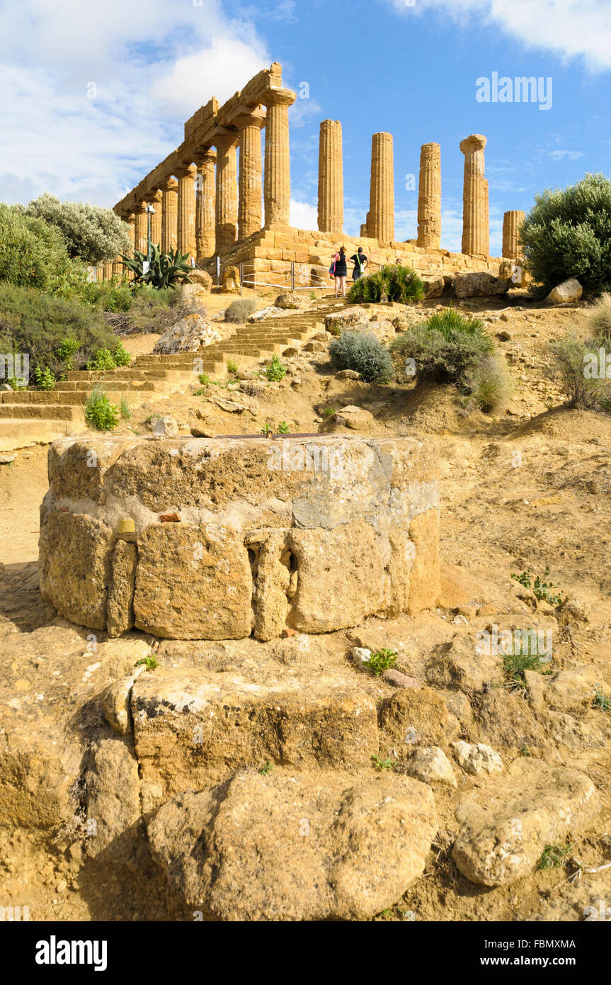 Touristen besuchen die Tempel der Juno, Tal der Tempel, Agrigento, Sizilien, Italien. Stockfoto