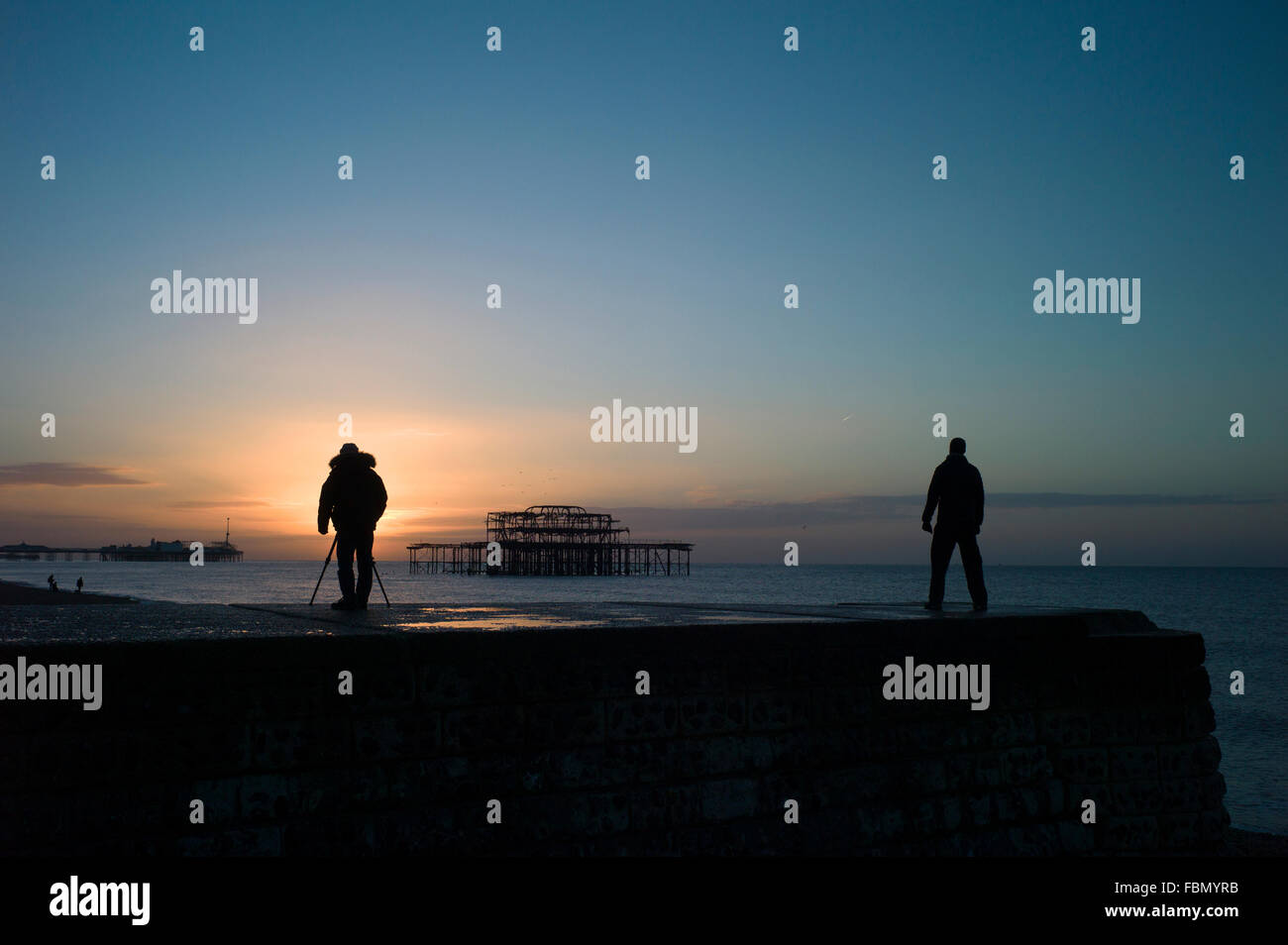 Mann gerade Sonnenaufgang, ein anderer Mann mit dem Fotografieren, Brighton, UK Stockfoto