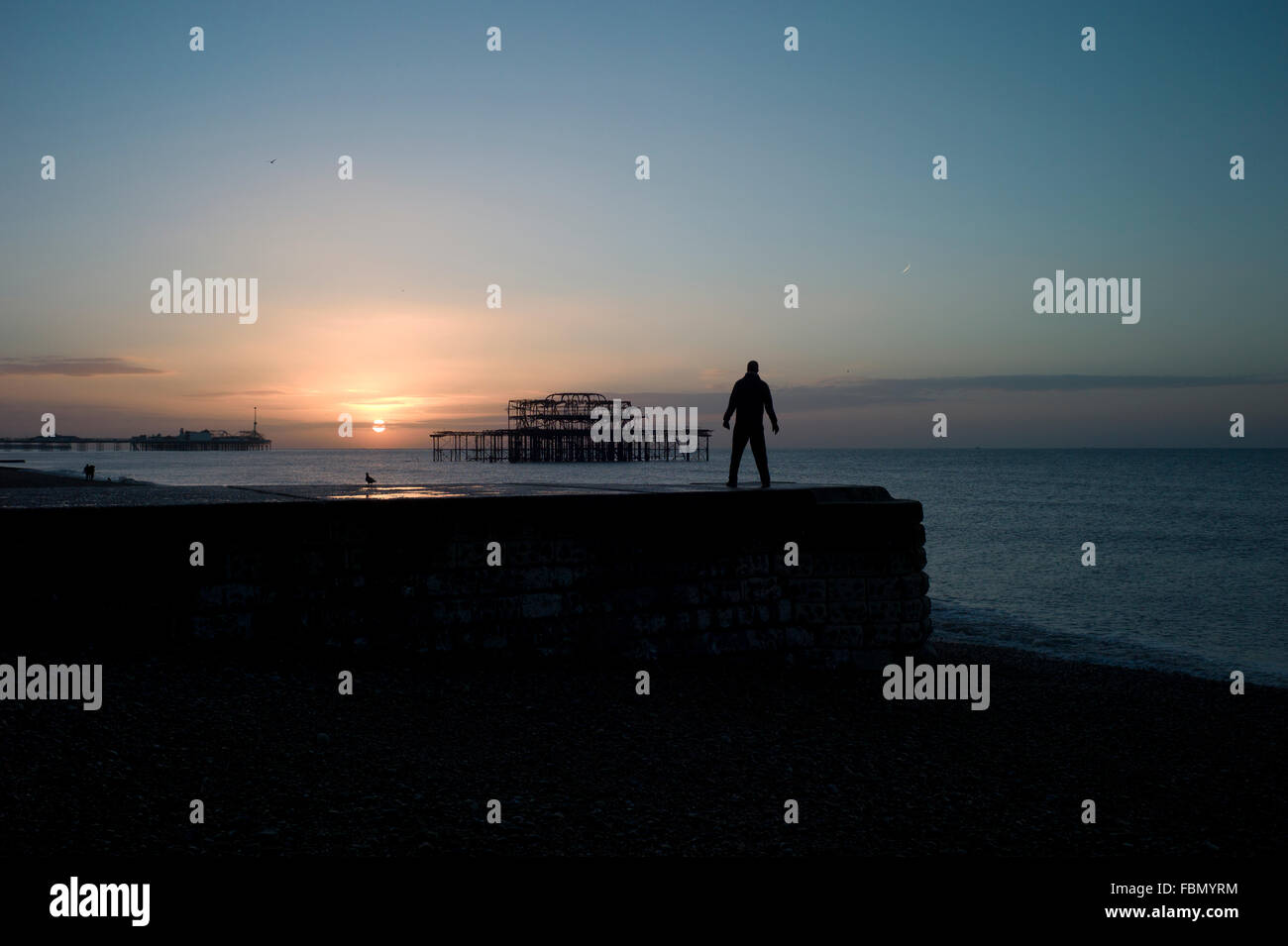 Mann auf der Buhne, Kontur, Sonnenaufgang Stockfoto