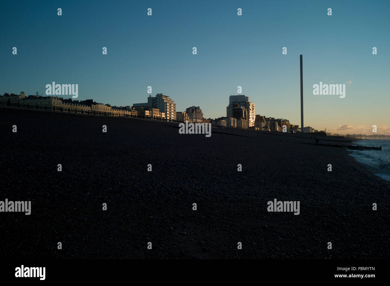 Brighton Hotels am Meer bei Sonnenaufgang, gesehen vom Strand entfernt, zeigt des i360 Aussichtsturmes im Bau Stockfoto