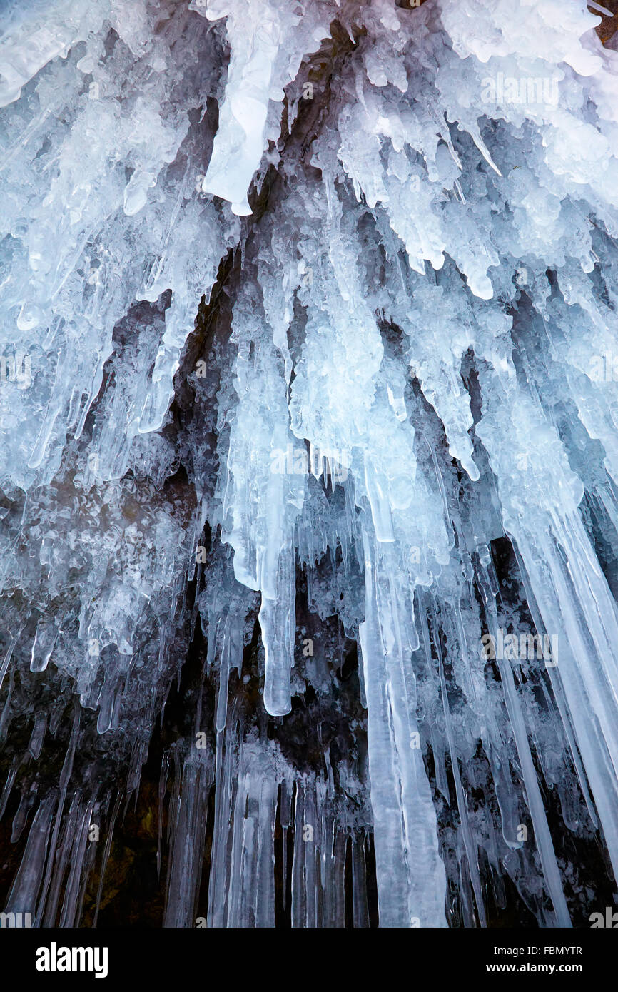 Hintergrund der Eiszapfen an der Eiswand am Baikal-See im winter Stockfoto