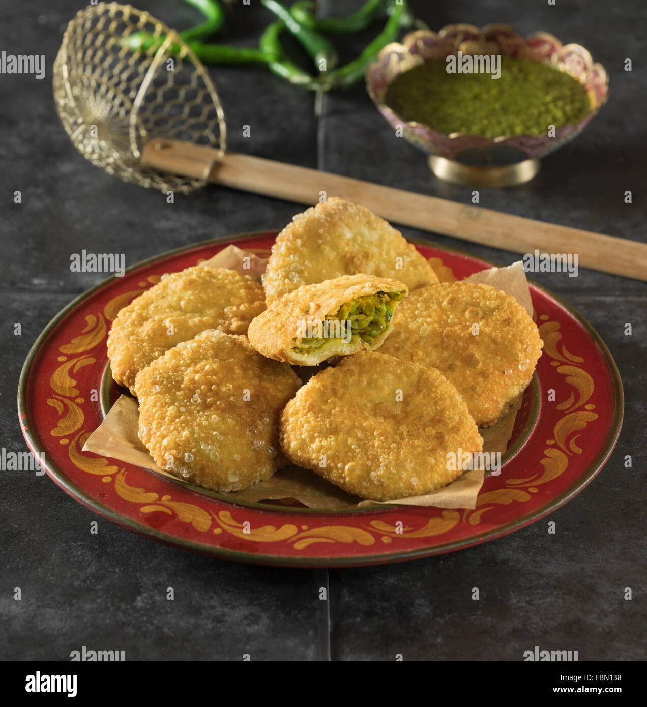 Kachori. Würzig gebratene vegetarische Snack. Indien-Essen Stockfoto