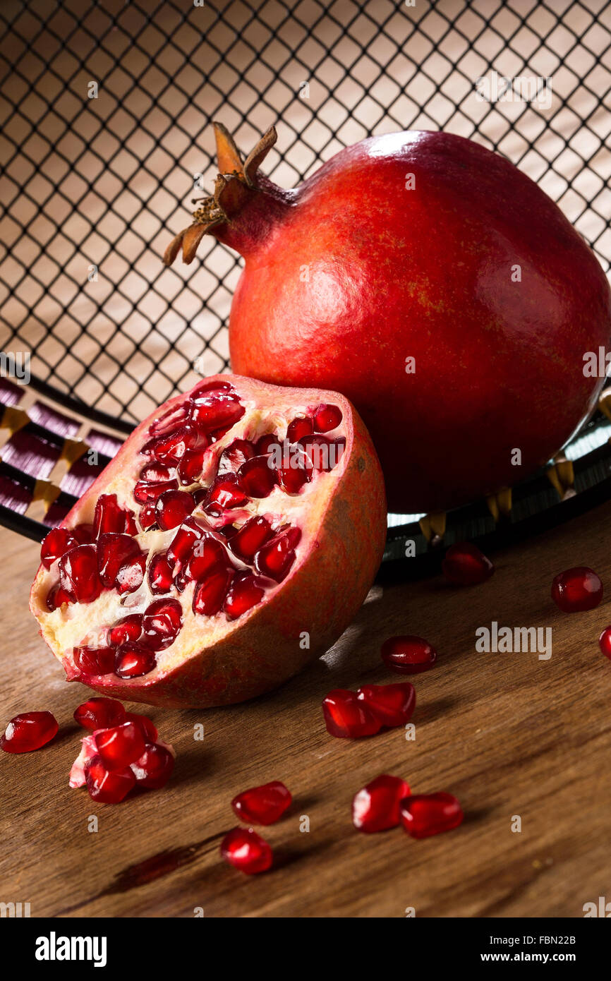Obst und Gemüse, frisches Obst, Granatapfel, frische Granatapfel, rote Frucht, Granatapfel, schneiden Granatapfel auf einem Tisch Stockfoto