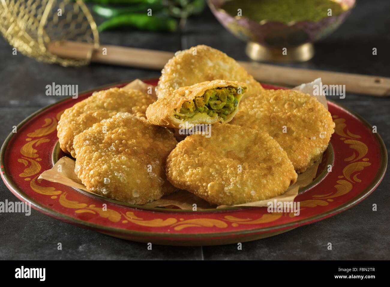 Kachori. Würzig gebratene vegetarische Snack. Indien-Essen Stockfoto