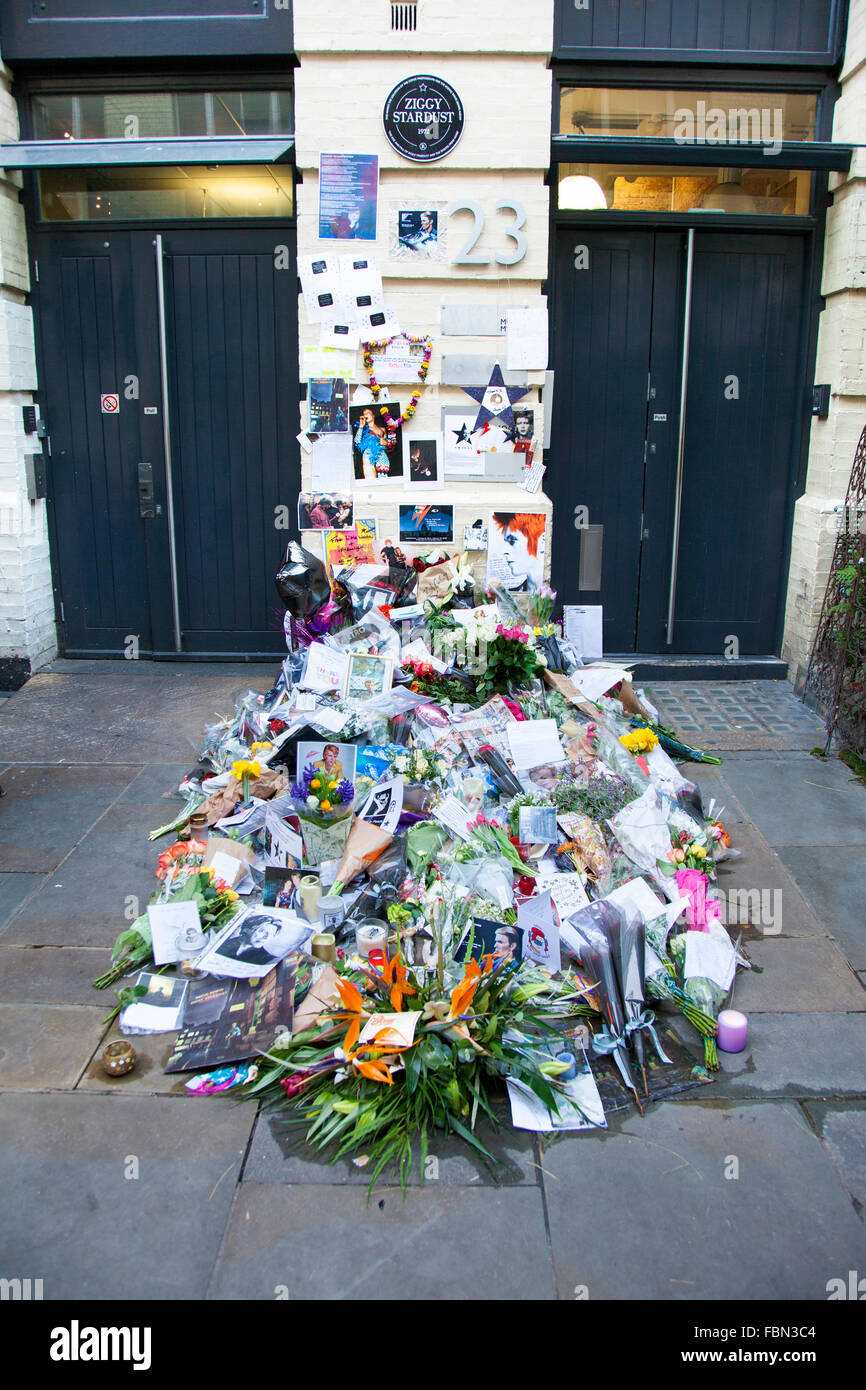 London, UK. 18. Januar 2015. Fans legen Blumen und lassen Sie Nachrichten auf Heddon Street nach dem unerwarteten Ableben von Musiker und Schauspieler David Bowie am 10. Januar. Der Schrein markiert die Position des Titelbild von Bowies 1972 Album The Rise und Herbst von Ziggy Stardust. Bildnachweis: Nathaniel Noir/Alamy Live-Nachrichten Stockfoto