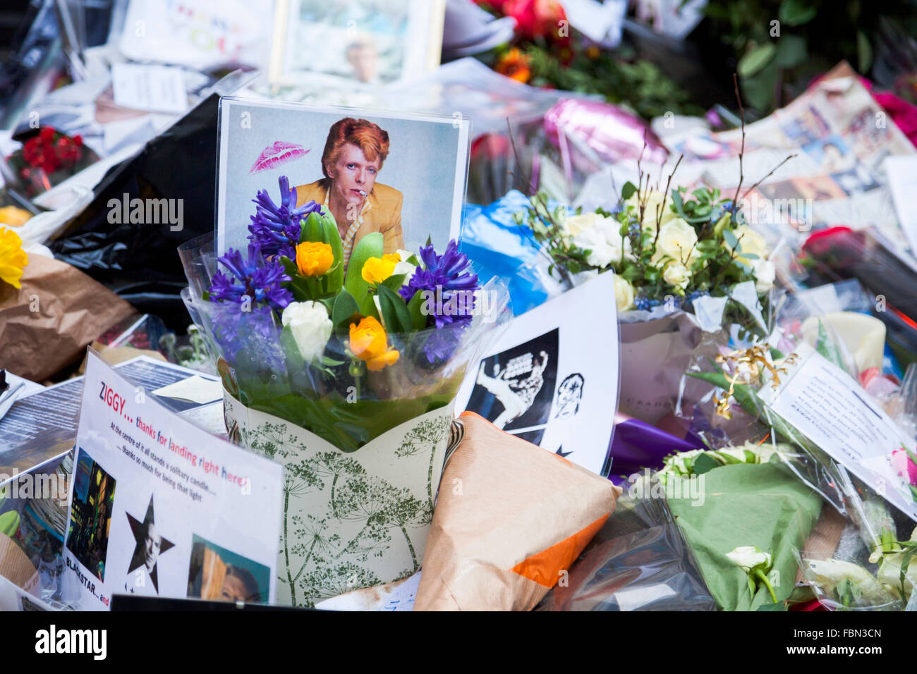 London, UK. 18. Januar 2015. Fans legen Blumen und lassen Sie Nachrichten auf Heddon Street nach dem unerwarteten Ableben von Musiker und Schauspieler David Bowie am 10. Januar. Der Schrein markiert die Position des Titelbild von Bowies 1972 Album The Rise und Herbst von Ziggy Stardust. Bildnachweis: Nathaniel Noir/Alamy Live-Nachrichten Stockfoto