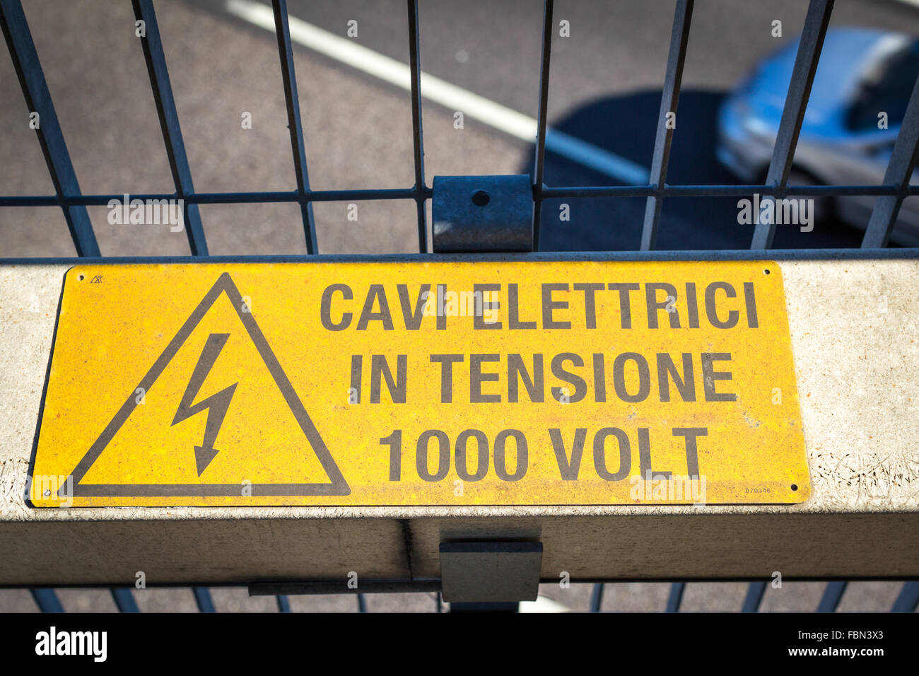 Warnsignale Hochspannung auf einer Brücke Stockfoto