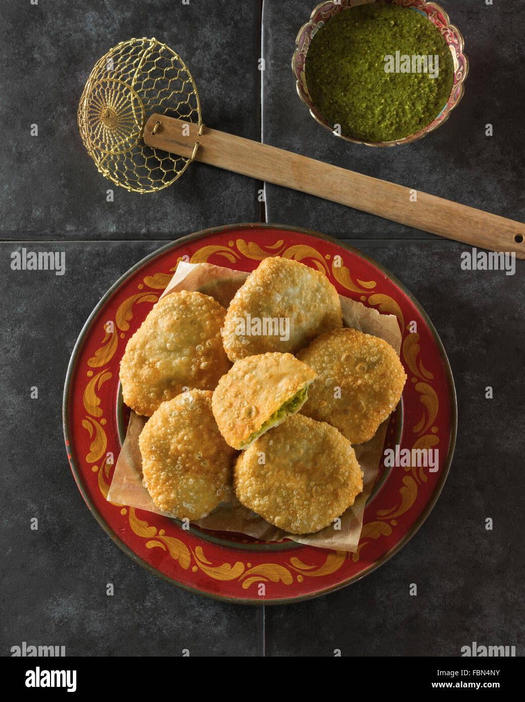 Kachori. Würzig gebratene vegetarische Snack. Indien-Essen Stockfoto