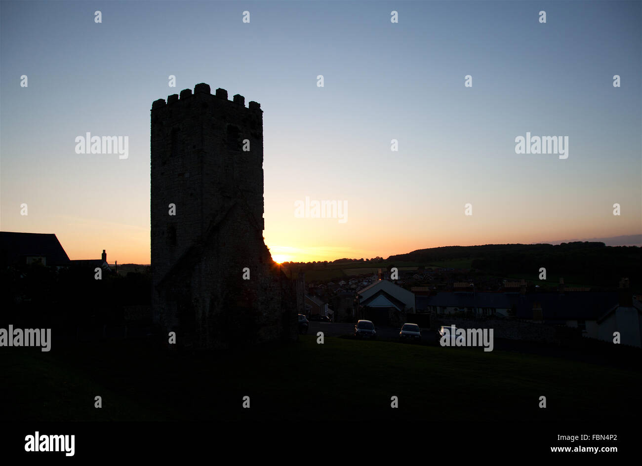 Foto von Jamie Callister ©. Sonnenuntergang in Denbigh Castle, Denbighshire, North Wales, 18. Juni 2015. Stockfoto