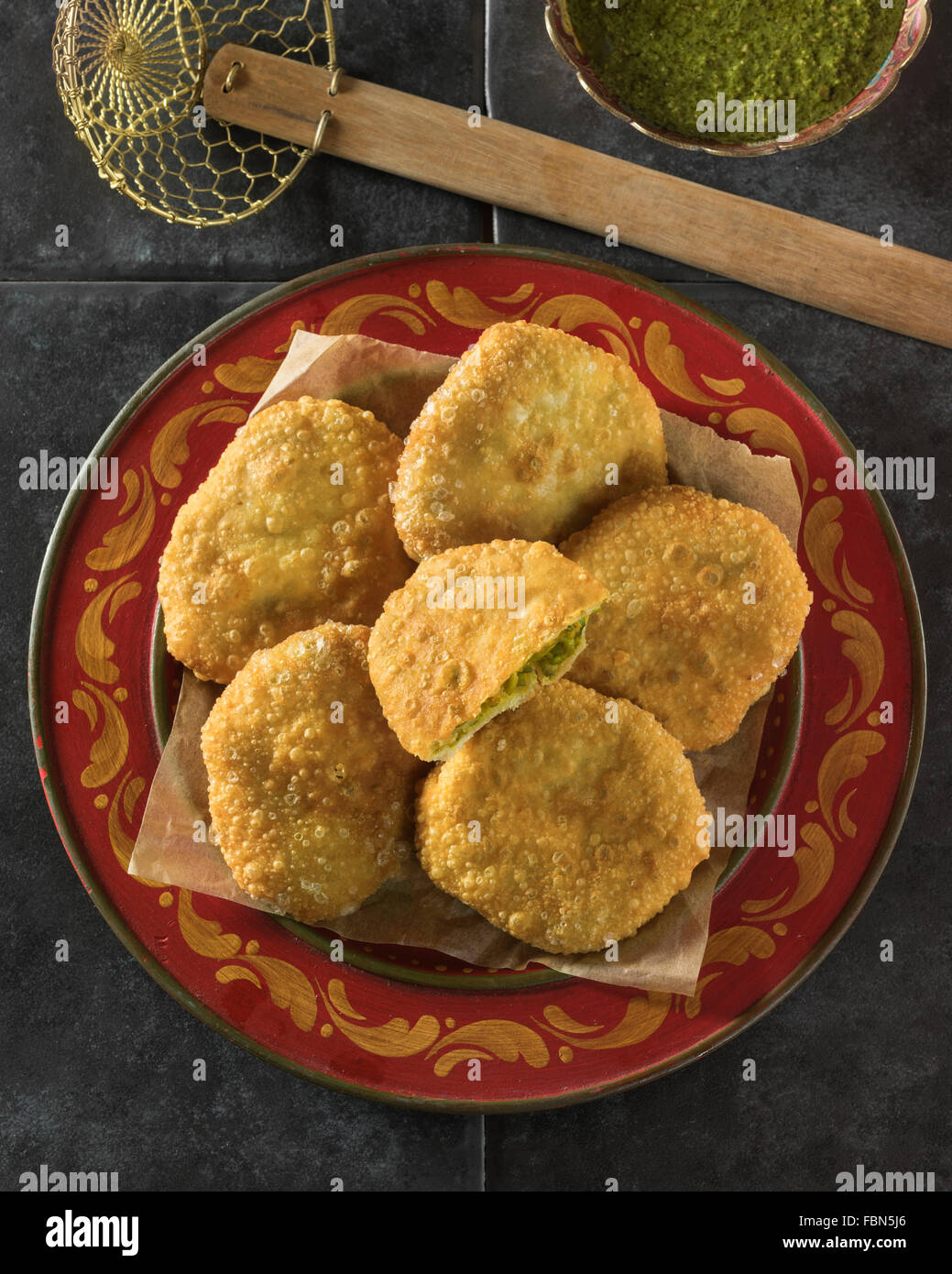 Kachori. Würzig gebratene vegetarische Snack. Indien-Essen Stockfoto