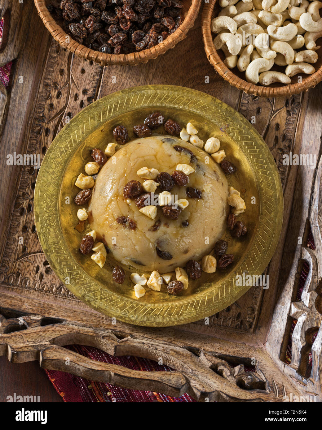 Sheera. Grieß-Dessert mit Cashew-Nüssen und Rosinen. Indien-Essen Stockfoto